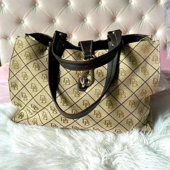 Dooney & Bourke Handbags - Authentic Dooney & Bourke shoulder Bag